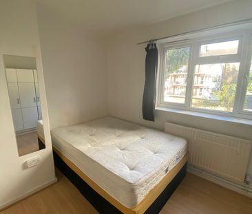 3 Bed Flat, Charlotte House, W6 - Photo 3