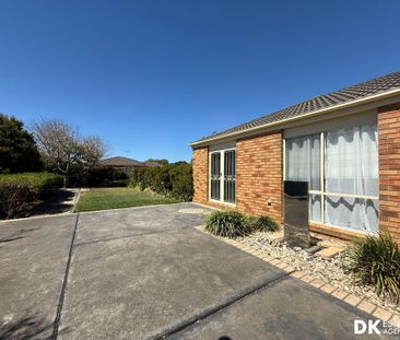 Spacious and charming 4 bedrooms house in Werribee - Photo 4