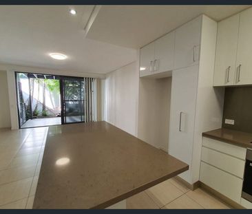 Stylish Town House within walking distance to Robina Town Centre - Photo 5