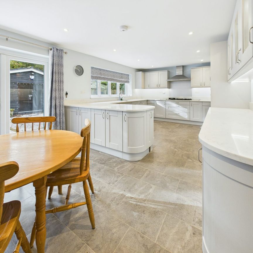 Bungalow to rent on - Photo 1