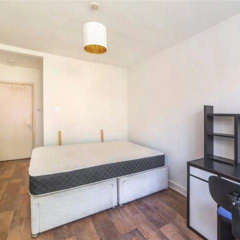 Spacious 3 bedroom garden property located new Archway tube station - Photo 1