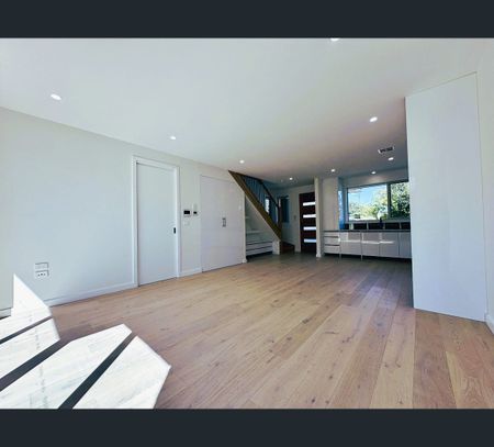 16A Oak Street, Airport West, Vic 3042 - Photo 2
