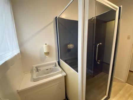 Solid house and a great location - Photo 5