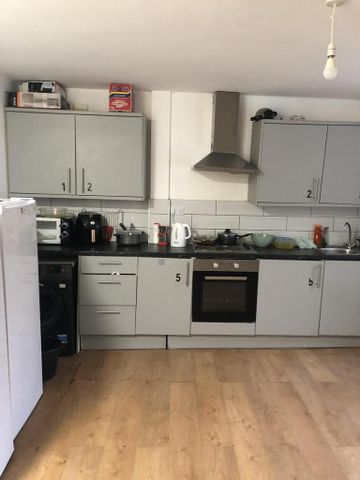 1 bedroom in a house share to rent - Photo 2