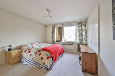 4 bedroom semi-detached house to rent - Photo 3