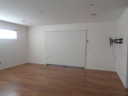 Beautifully Updated 2-Bedroom Unit in Prime Albanvale Location - Photo 3