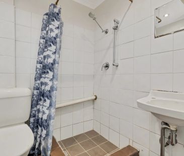 Centrally Located Studio apartment - Photo 3