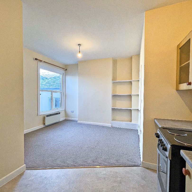 Lynchford Road, Farnborough, Hampshire, GU14 - Photo 1