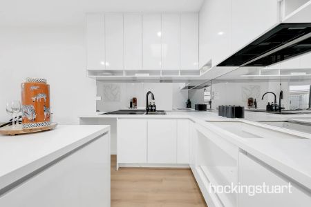 GREAT FAMILY HOME IN PRIME LOCATION - Photo 3