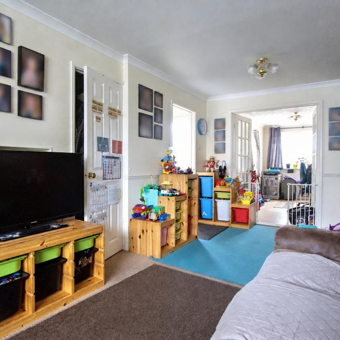 3 bedroom end of terrace house to rent - Photo 1