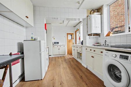 Semi detached house to rent - Photo 5