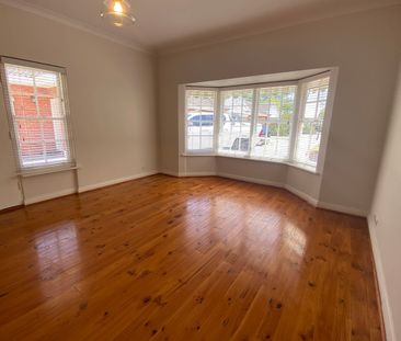 Sunlit, spacious, detached homette-style unit with private rear cou... - Photo 2