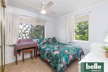 Stylish Second-Floor Apartment in Vibrant Stones Corner - Photo 4