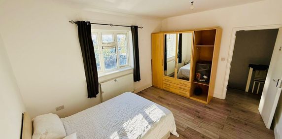 Room in a Shared House, Billet Road, E17 - Photo 2