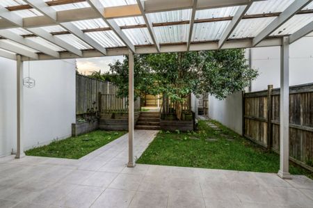 Beautiful 4 Bedroom Home in The Ponds! - Photo 4