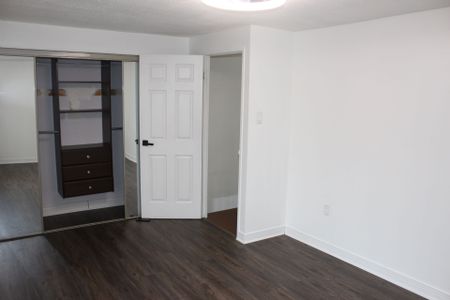 For Lease - 137 Jansen Avenue, Kitchener, Ontario - Photo 4