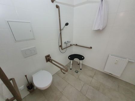 Exklusiv für betreutes Wohnen: Geförderte Altbauwohnung mit Balkon - Photo 3