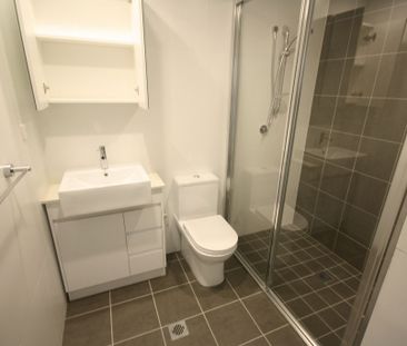 Designer 1 Bedroom Inner City Apartment ! - Photo 3