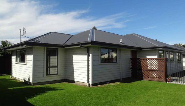 Modern 3-Bedroom Townhouse – Sunny, Spacious & Low Maintenan - Photo 1