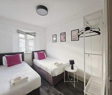 4 bedroom semi-detached house to rent - Photo 5