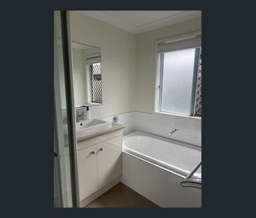 Family Home in Ormeau with ducted air conditioning throughout - Photo 4