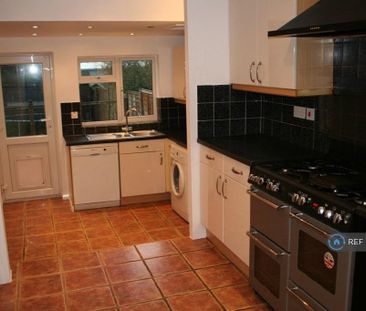 3 bedroom semi-detached house to rent - Photo 5