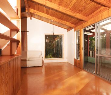 Charming cottage overlooks beautiful bushland - Photo 4