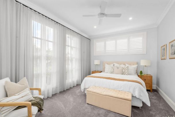 Prestige Living Awaits – 5-Bedroom Waterfront Sanctuary in Hope Island !! - Photo 1