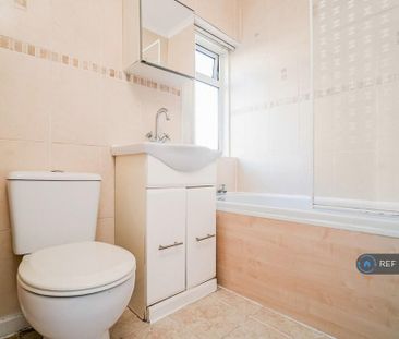 3 bedroom flat to rent - Photo 2