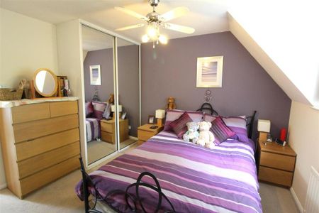 3 bedroom end of terrace house to rent - Photo 2