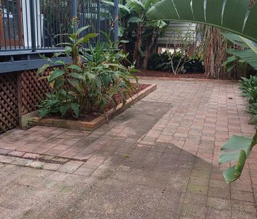 Spacious 4 Bedroom Home - Photo 5