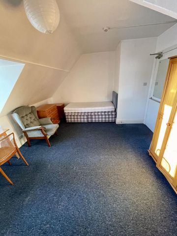 1 bedroom in a house share to rent - Photo 2