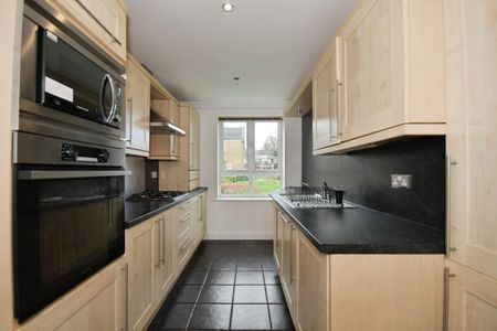 2 bedroom Flat To Let - Photo 2
