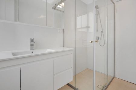 Panoramic Harbour Views Apartment in Highly Desirable Location - Photo 4