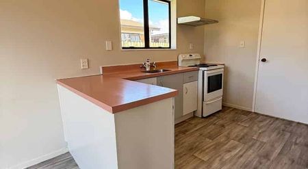 Beautiful 3 Bedroom Brick & Tile Home in Randwick Park - Photo 2