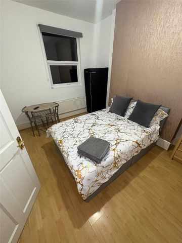 1 bedroom in a house share to rent - Photo 3