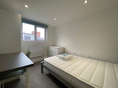 4 bedroom flat to rent - Photo 2