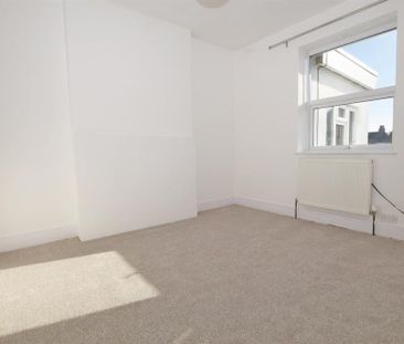 3 bedroom flat to rent - Photo 2