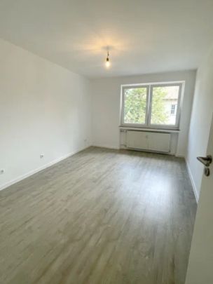 Bahnhofsnähe! Kernsanierte 3-Zimmer-Wohnung im 2.OG mit großem Balkon im Herzen von Hennef - Photo 1