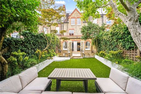 SHORT LET A substantial five/six bedroom house with a fantastic garden and off-street parking close to The Hurlingham Club. - Photo 4