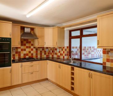 3 bedroom end of terrace house to rent - Photo 4