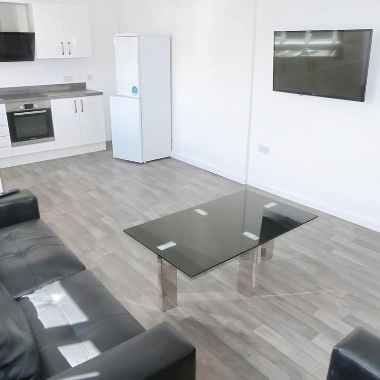 1 bedroom in a flat share to rent - Photo 1