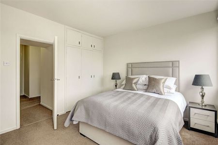 This spacious dual-aspect one bedroom, one bathroom apartment is set on the fifth floor of this superbly located building in the heart of Westminster with a fantastic view. - Photo 4