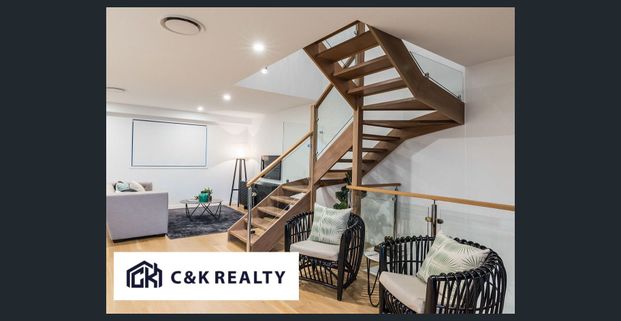 Stylish 3-Bedroom Townhome in Riverside Hawthorne - Photo 1