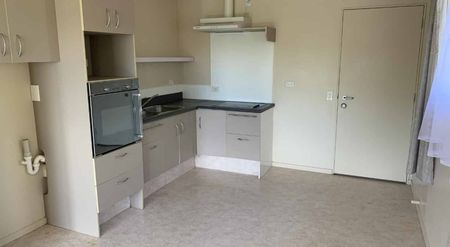 Sunny and conveniently located - Photo 3