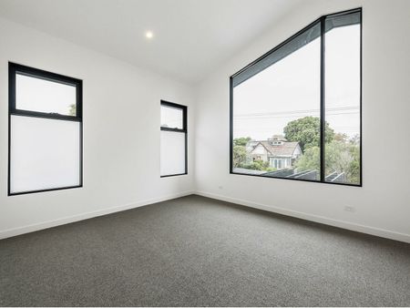 **UNDER APPLICATION NO MORE FURTHER INSPECTIONS**LUXURIOUS NEAR NEW FAMILY HOME - Photo 3