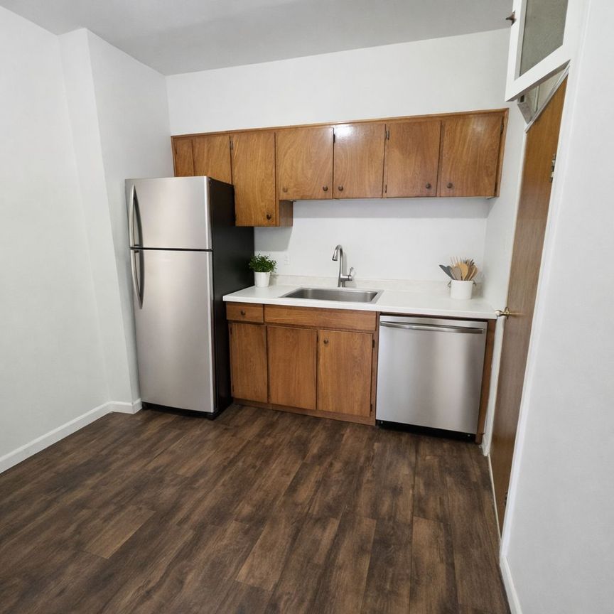 For Lease - 381 Dundas Street, Toronto, Ontario - Photo 1