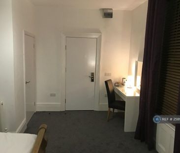 1 bedroom in a house share to rent - Photo 2