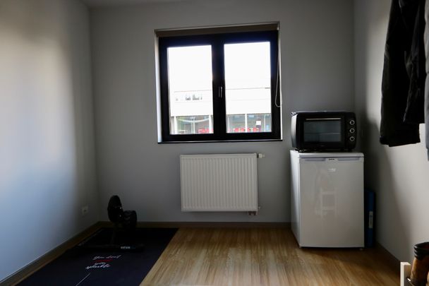 Ruim appartement met twee slaapkamers, groot terras en carport! - Photo 1