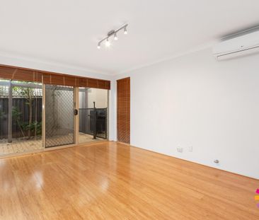 FANTASTIC 3 BEDROOM 2 BATHROOM TOWNHOUSE IN SOUTH PERTH! - Photo 3
